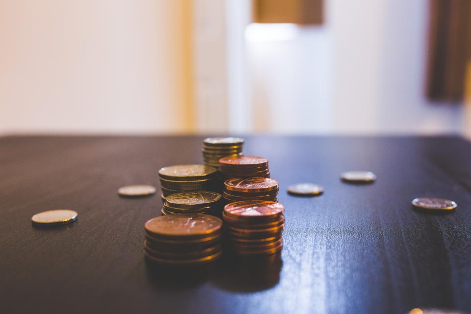 Pilhas de moedas sobre uma mesa